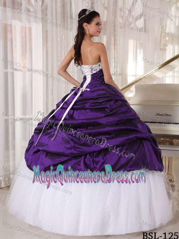 White and Purple Ball Gown Sweet 16 Dresses with Pick-ups and Embroidery