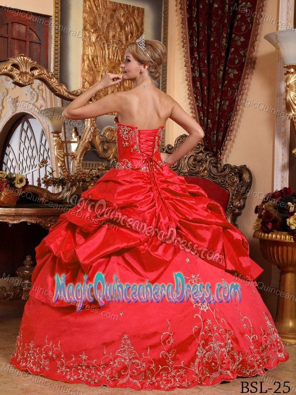Beautiful Red Ball Gown Sweet 15 Dresses with Pick-ups and Embroidery