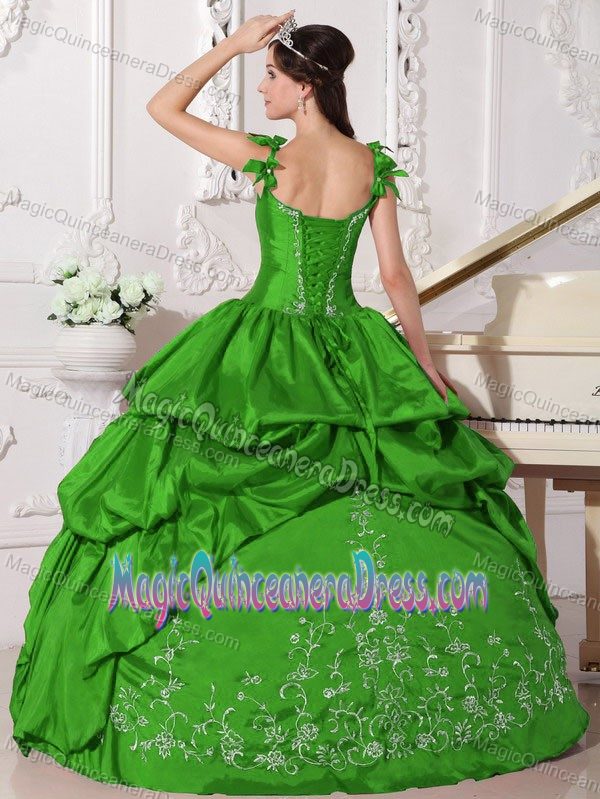 Straps Floor-length Taffeta Dress for Quinceanera in Green with Appliques in Capay