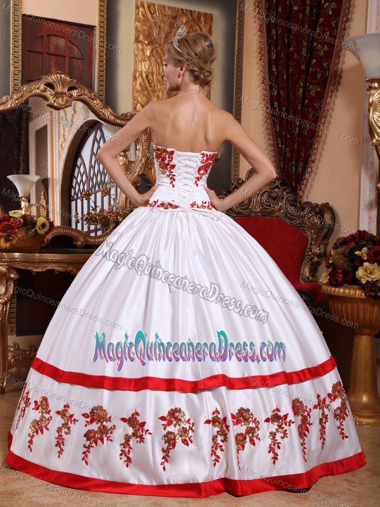 White Sweetheart Taffeta Quinceanera Dresses with Appliques in West Chester