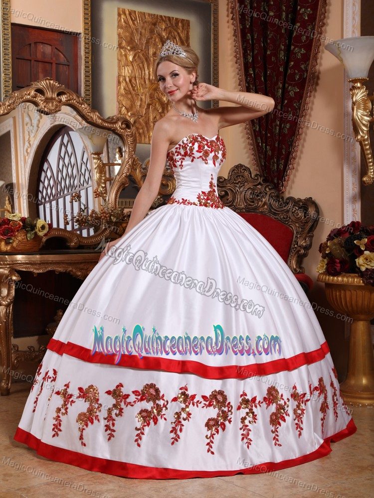 White Sweetheart Taffeta Quinceanera Dresses with Appliques in West Chester