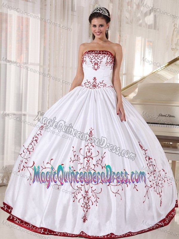 Elegant White Strapless Full-length Quince Dress with Wine Red Appliques