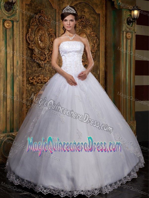 Elegant White Strapless Full-length Dresses for Quince with Lace Appliques