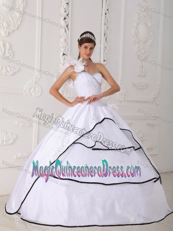 One-Shoulder Layered Sweet 15 Dresses in White with Hand-Made Flowers in Rennes