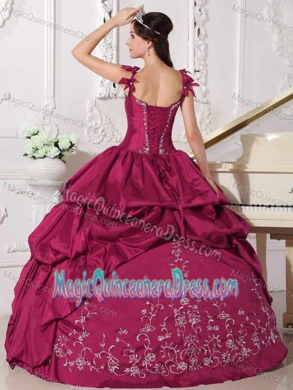 Red Straps Floor-length Dresses for Quinceanera with Embroidery and Pick-ups