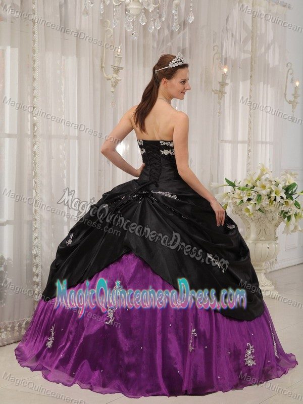 Showy Black and Purple Quinceanera Gown Dresses with Appliques in Demotte
