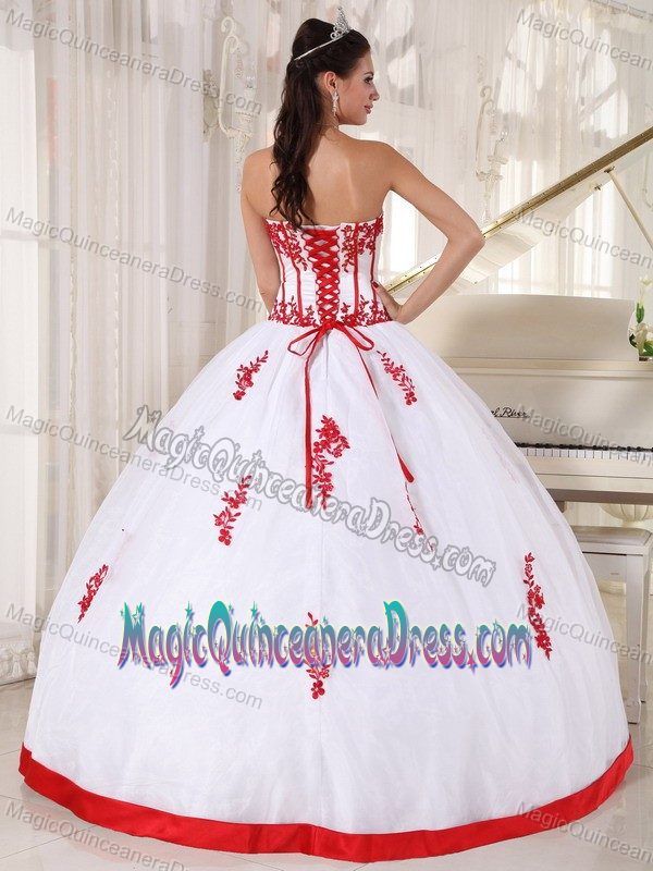 Noble White Ball Gown Sweet Sixteen Quinceanera Dresses with Red Appliques