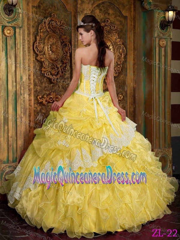 Pretty Yellow Ruffled Sweet 16 Quinceanera Dress with Black Lace Decoration