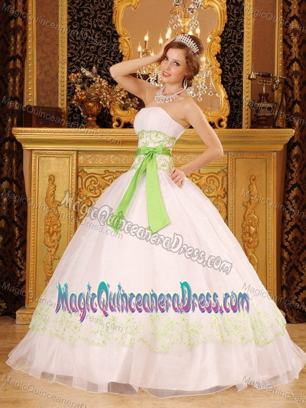 Modest Snow White Appliqued Quinceanera Dress with Bowknot in Style