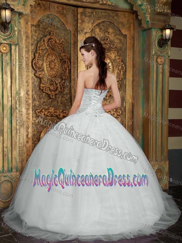 Dreamy White Ball Gown Sweet Sixteen Quinceanera Dresses with Appliques