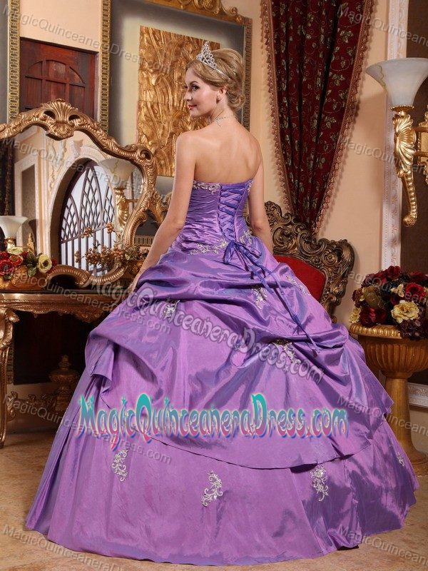 Sweetheart Floor-length Taffeta Appliqued Quinceanera Dress in Lavender