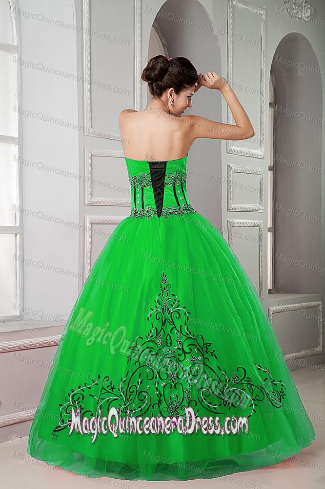 Green Ball Gown Sweetheart Tulle Beading Quinceanera Dresss with Embroidery