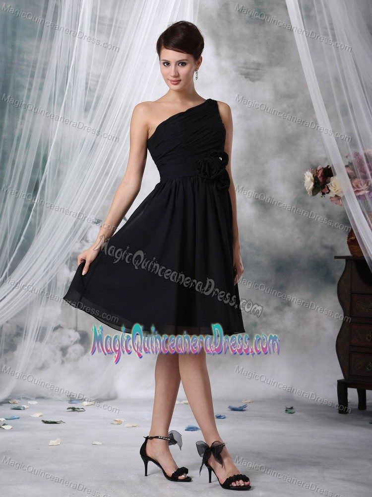 Modest Black One Shoulder Knee-length Quince Dama Dresses with Flowers