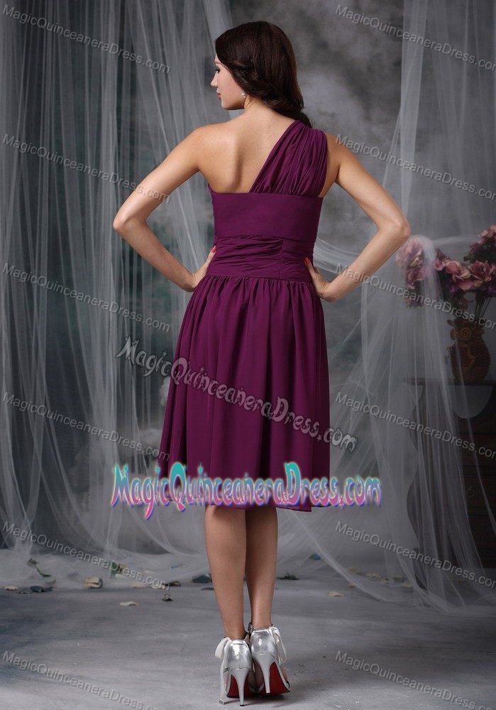Dark Purple One Shoulder Knee-length Quinceanera Dama Dress with Ruche