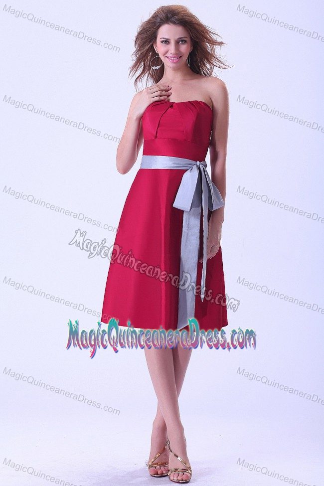 Modest Strapless Wine Red Knee-length Dresses For Dama with Grey Sash