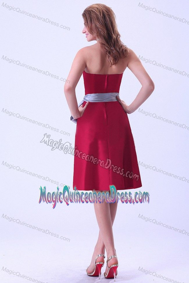 Modest Strapless Wine Red Knee-length Dresses For Dama with Grey Sash