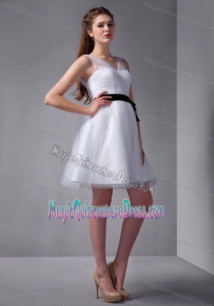 Special V-neck White Mini-length Bridesmaid Damas Dresses with Sash Bow