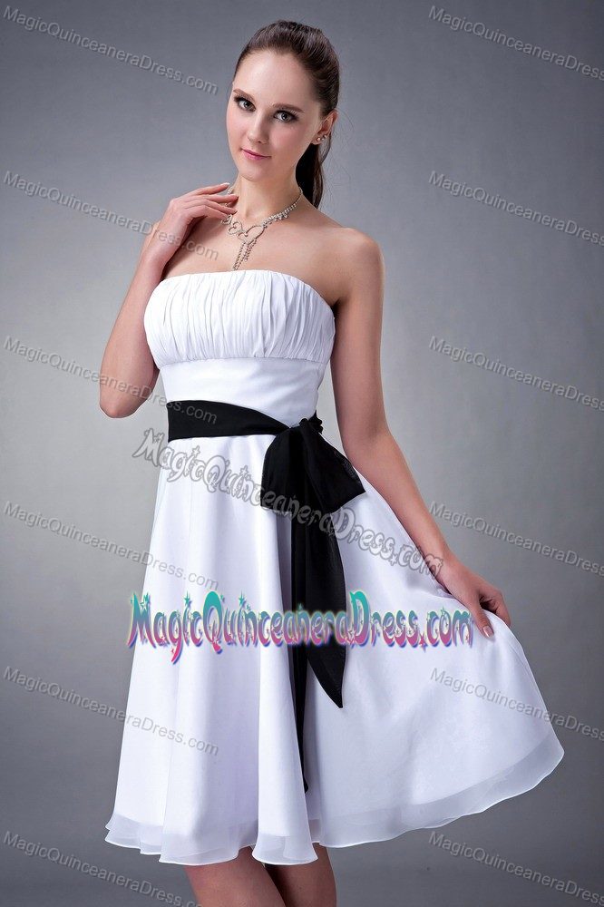 White Strapless Knee-length 15 Dresses For Damas with Black Sash in Lisle