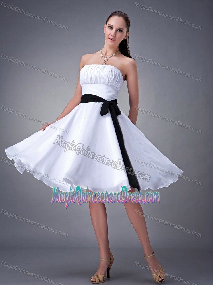 White Strapless Knee-length 15 Dresses For Damas with Black Sash in Lisle