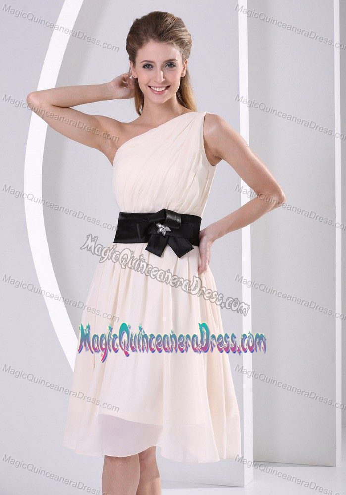 New Arrival One Shoulder Champagne Dama Quinceanera Dresses with Bow