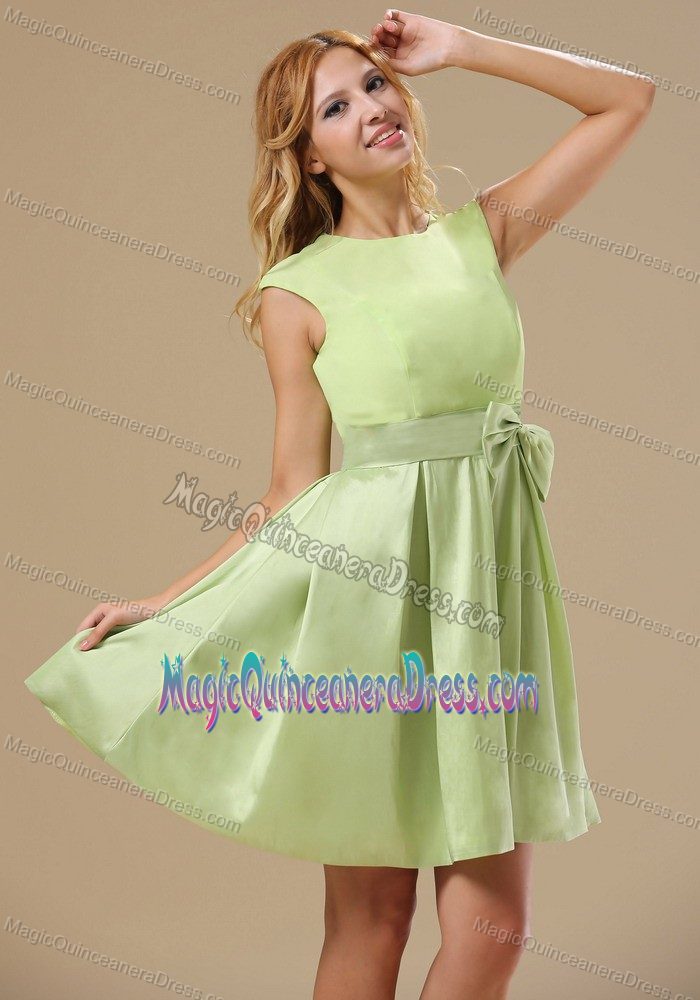 Round Neck Yellow Green Short Quinceanera Dama Dress with Keyhole and Sash