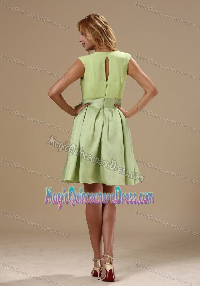 Round Neck Yellow Green Short Quinceanera Dama Dress with Keyhole and Sash