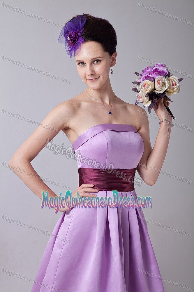 Elegant Lavender Strapless Knee-Length Dama Dress with Sash in Universal City