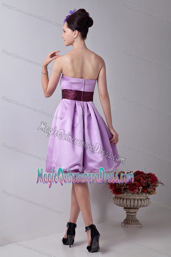 Elegant Lavender Strapless Knee-Length Dama Dress with Sash in Universal City