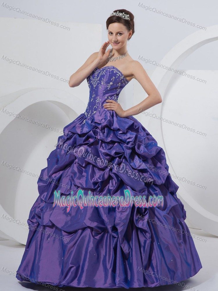 Zipper-up Elegant Purple Dress For Quinceanera with Embroidery and Pick-ups