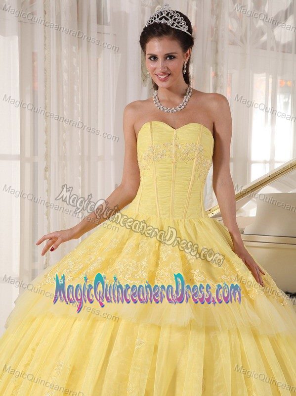 Lovely Yellow Sweetheart Floor-length Dress For Quinceanera with Appliques