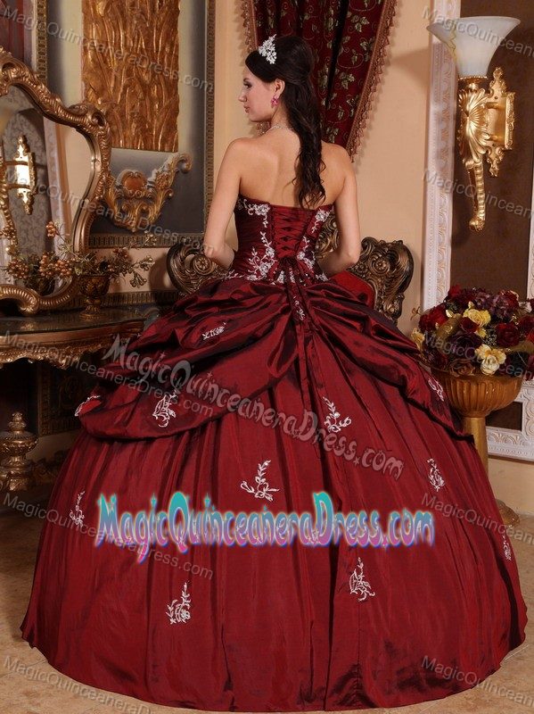 Sweetheart Burgundy Long Quinceanera Dress with Appliques and Pick-ups