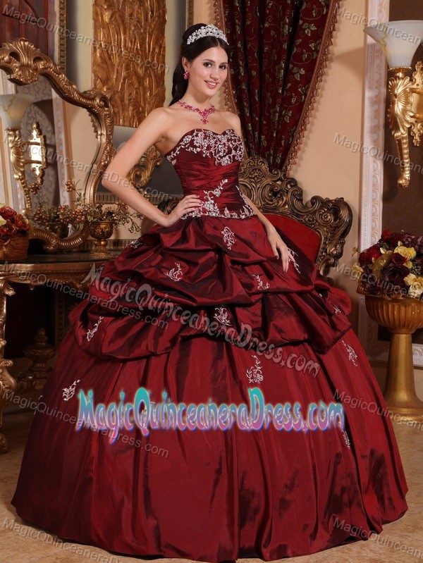 Sweetheart Burgundy Long Quinceanera Dress with Appliques and Pick-ups