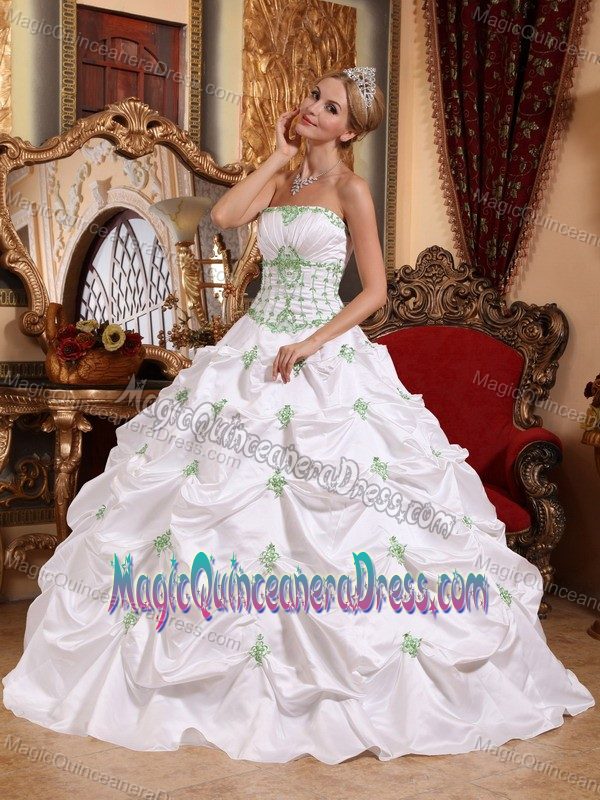White Princess Strapless Quinceanera Dresses with Appliques and Pick-ups
