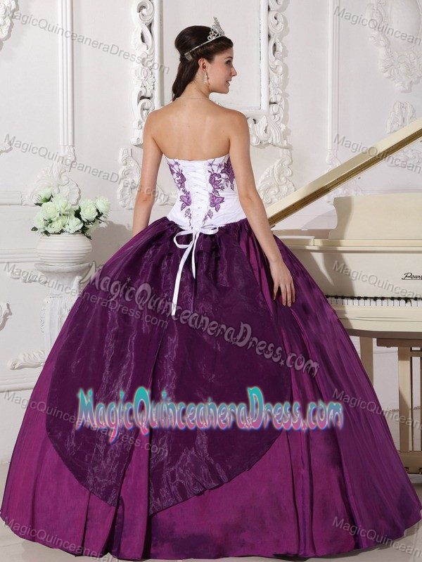 Best Appliqued White and Purple Sweetheart Floor-length Quince Dresses