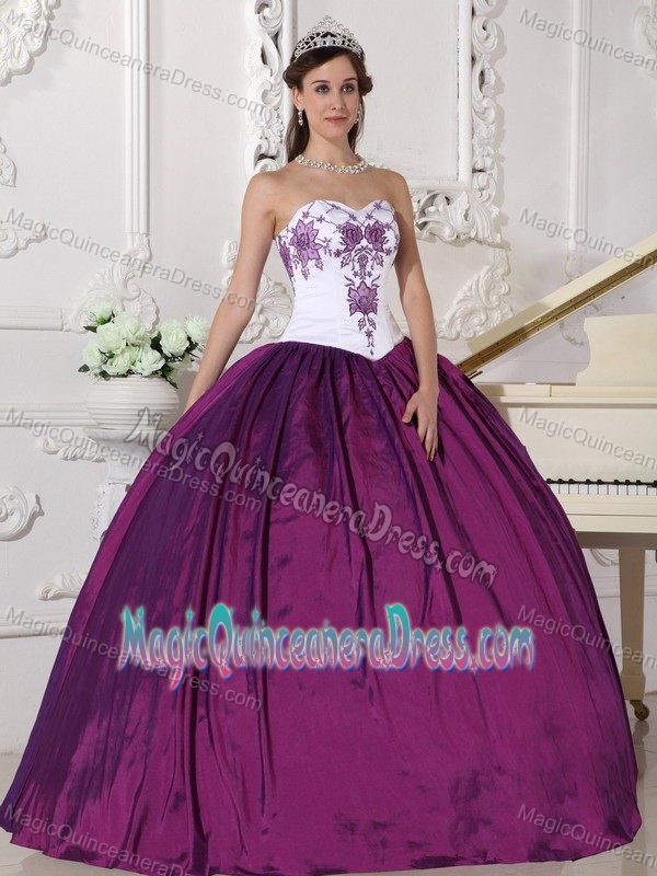 Best Appliqued White and Purple Sweetheart Floor-length Quince Dresses