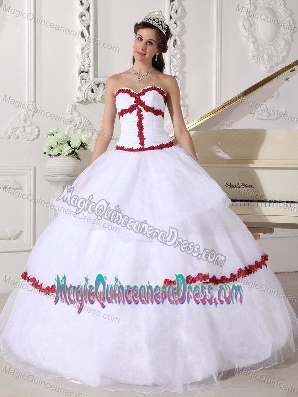 White Sweetheart Floor-length Quinceanera Gown Dress with Appliques
