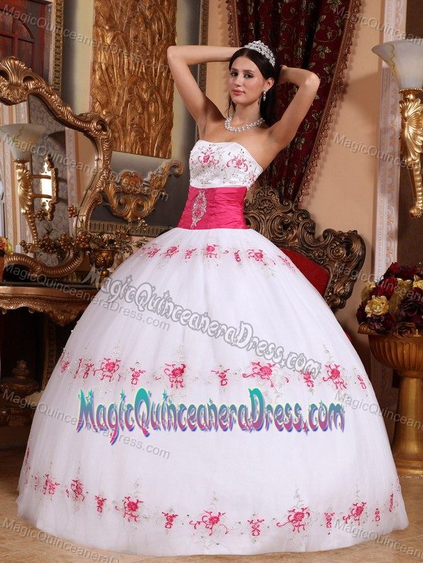 White Strapless Floor-length Quinceanera Gown Dresses with Appliques