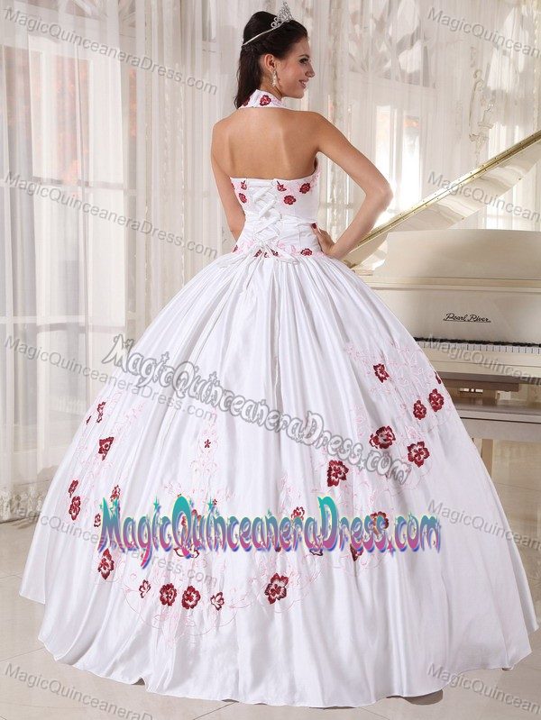 Impressive Halter White Dress for Quince with Floral Embroidery Patterns