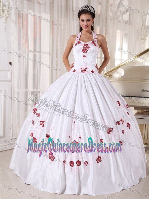 Impressive Halter White Dress for Quince with Floral Embroidery Patterns