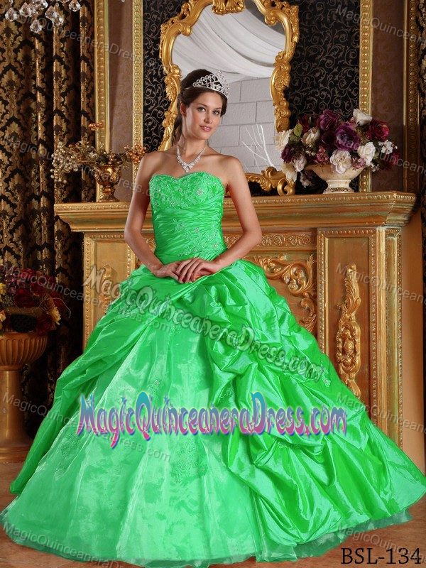 Classic Appliqued Spring Green Quinces Dresses with Pick-ups for Wholesale
