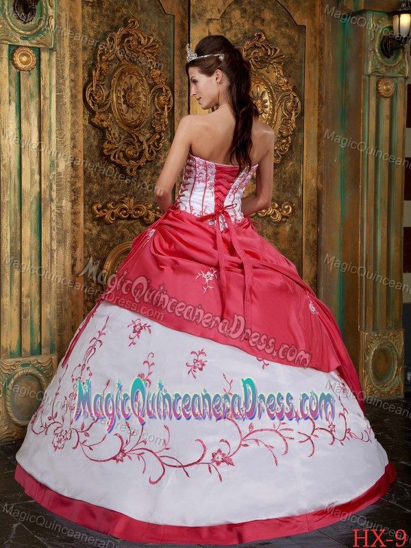 High-class White and Red Quinceanera Gown Dresses with Embroidery