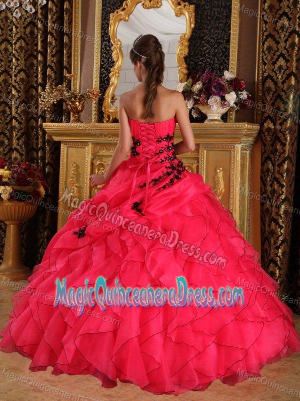 Red Sweetheart Organza Quinceanera Dress with Appliques and Ruffled Layers