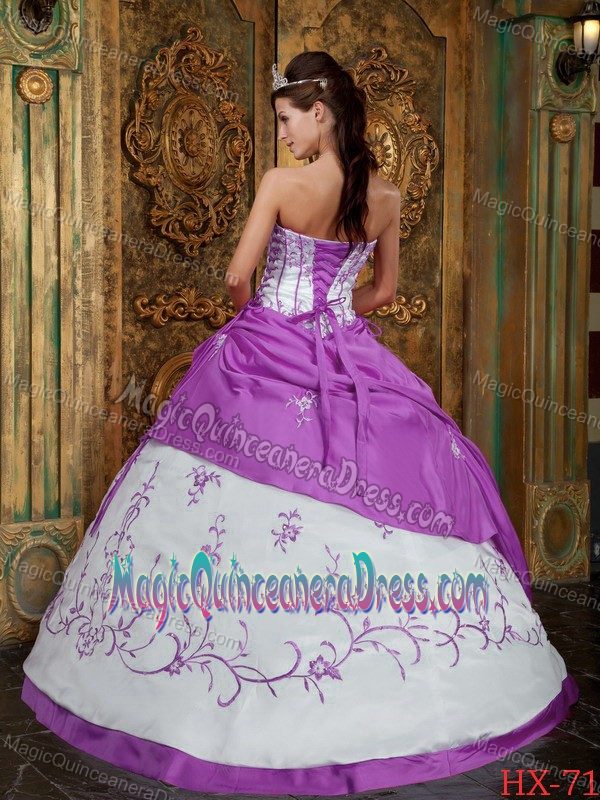 White and Purple Bodice Sweet 15 Dresses with Embroidery in Longview