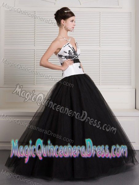 V-neck Floor-length Embroidered Quince Dress Black and White in Soacha