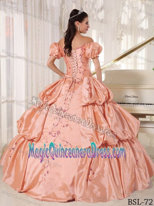 Off the Shoulder Floor-length Quinceanera Dress with Embroidery in Copiapo
