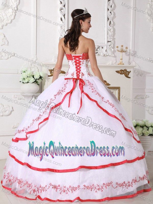 White Embroidery Strapless Floor-length Sweet 15 Dresses in Ecuador