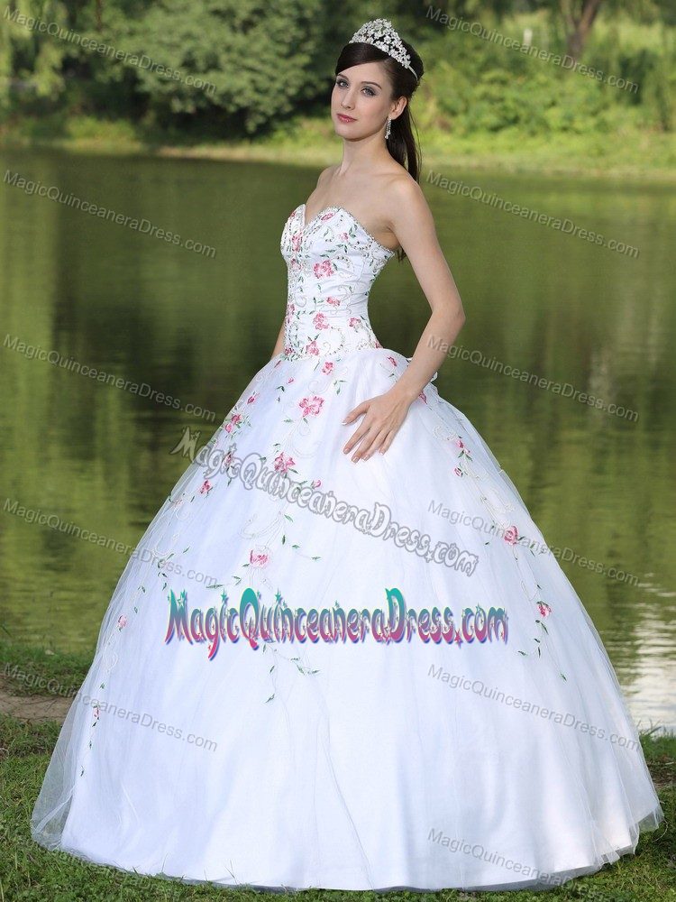 Beautiful Sweetheart White Full-length Quinceanera Gowns with Appliques