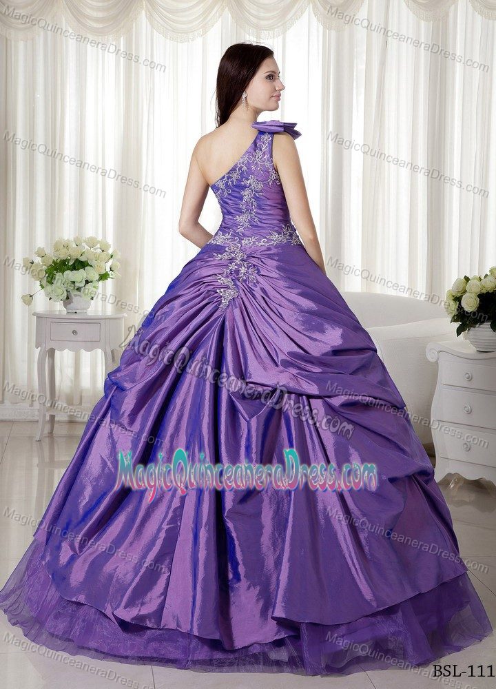 Modern One Shoulder Quince Dress in Purple with Appliques and Pick-ups