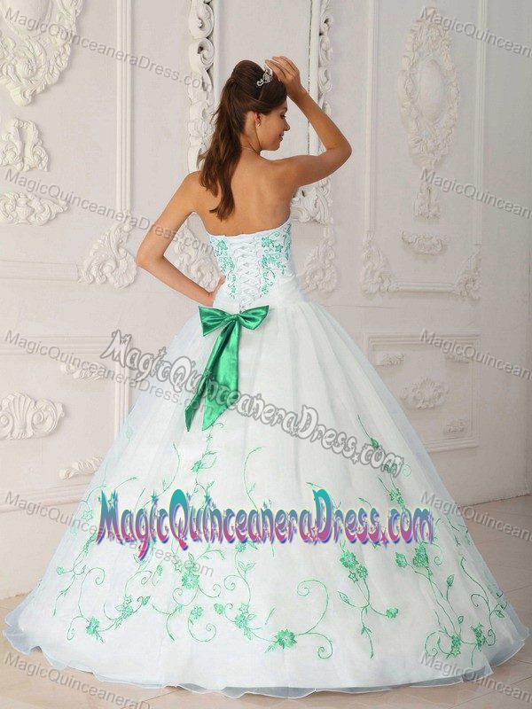 Sweetheart White Stain Sweet 16 Dresses with Green Embroidered in Decatur