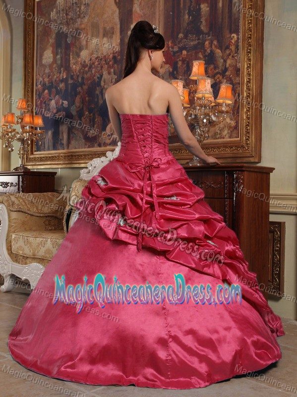 Exclusive Sweetheart Beaded Red Quinceanera Gown dresses with Pick Ups